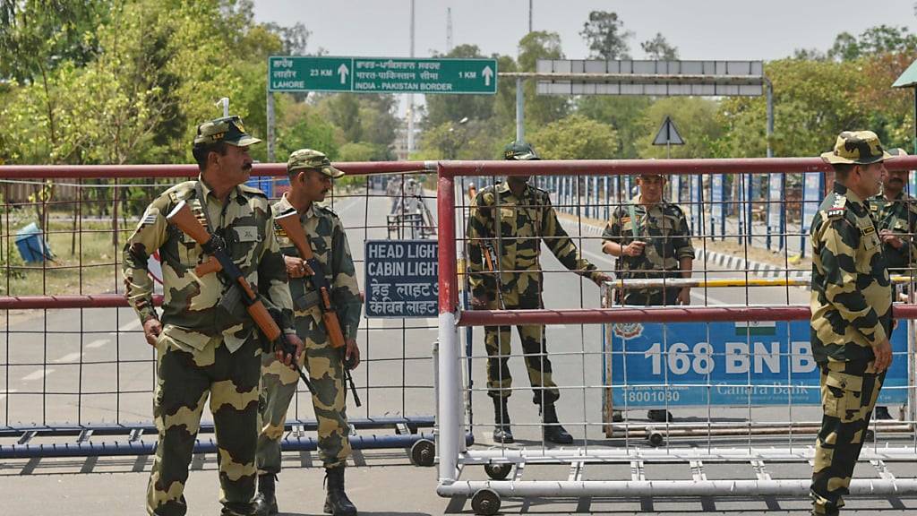 Soldaten der indischen Grenzschutztruppen stehen in der Nähe von Amritsar. Foto: Prabhjot Gill/AP/dpa