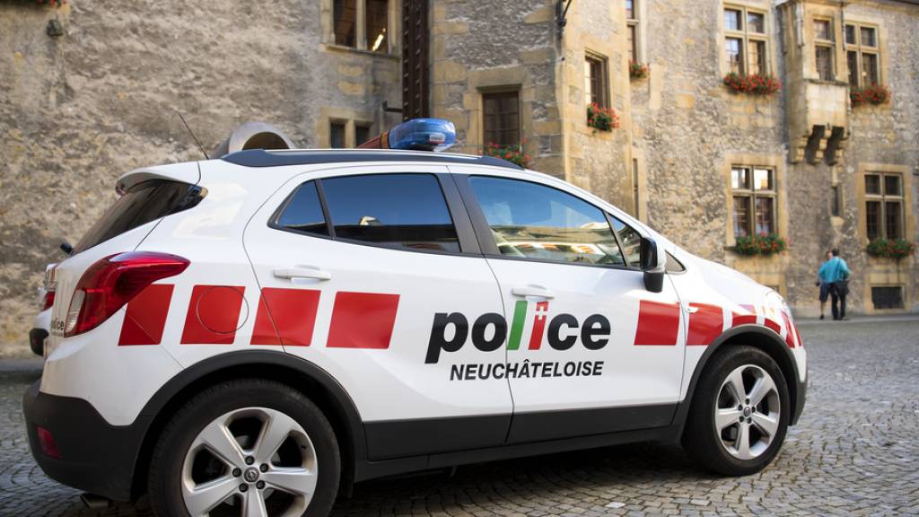 Eine Polizeipatrouille verschaffte sich Zugang zur Wohnung in Colombier und fand dort das tote Ehepaar auf. (Symbolbild)