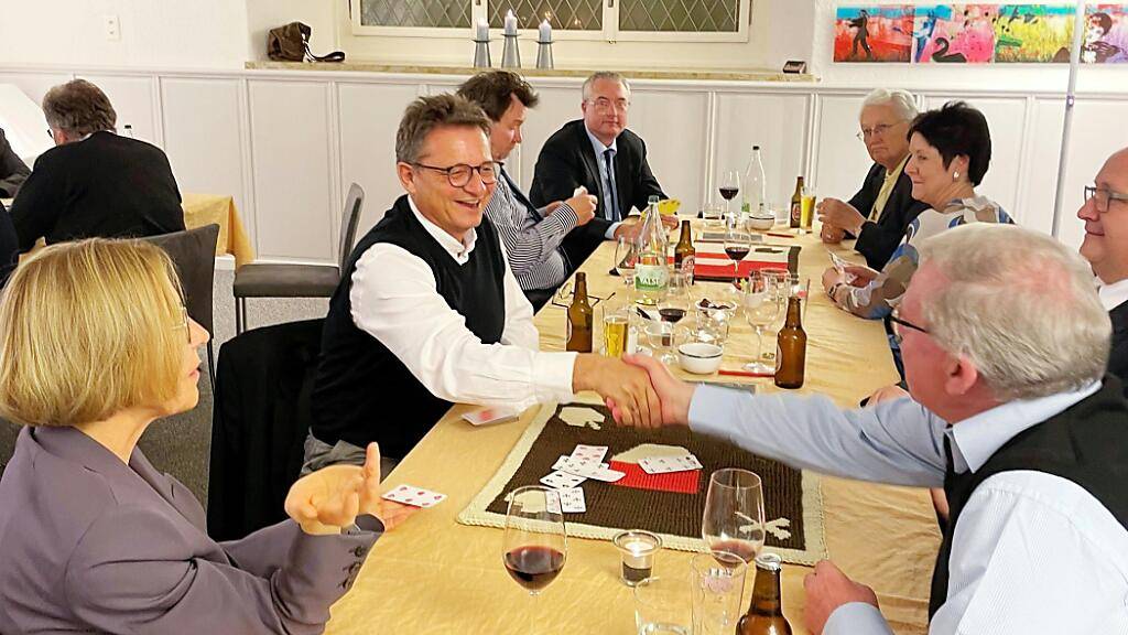 Wettstreit im Keller des Solothurner Rathauses: Das Team von Bischof Felix Gmür (Mitte) gewinnt das Jassturnier gegen den Solothurner Regierungsrat.