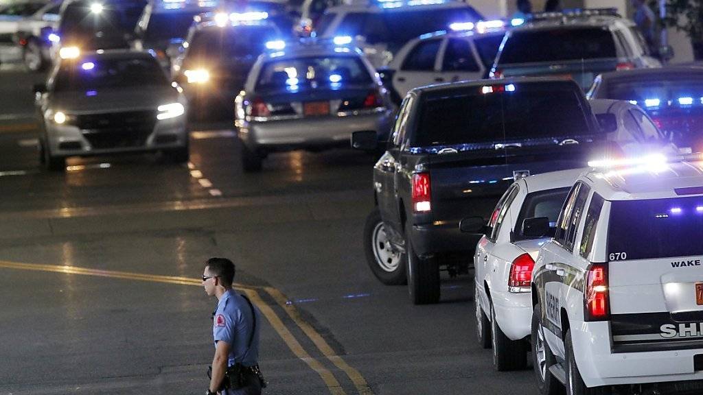 Ein Grossaufgebot der Polizei rückte am Samstag zu einem Einkaufszentrum im US-Bundesstaat North Carolina aus, weil dort Schüsse gemeldet worden waren. Es handelte sich um einen Fehlalarm. Auch der JFK-Flughafen in New York wurde am Sonntagabend teilgeräumt.