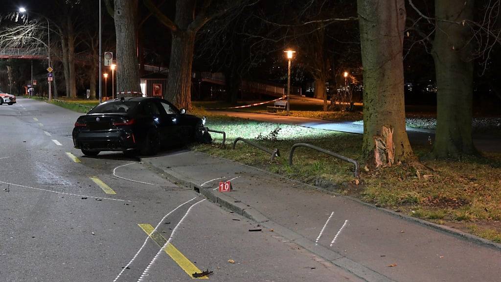 Ein 18-Jähriger verunfallte in der Nacht auf Sonntag mit seinem BMW in Zürich. Er beschleunigte das Auto wohl zu stark.
