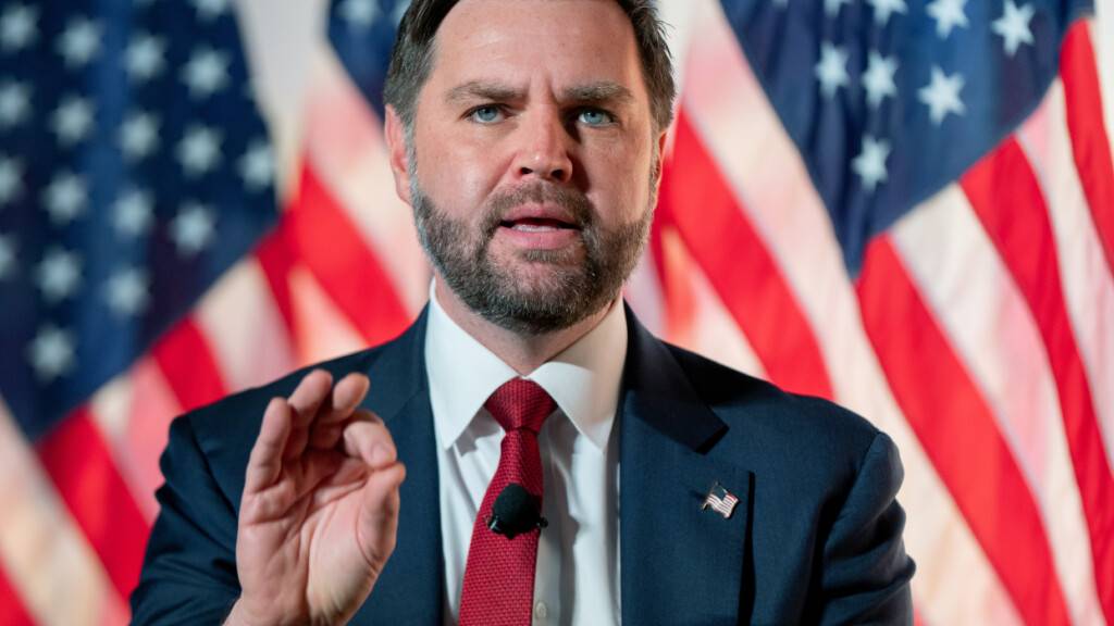 US-Vizepräsident JD Vance spricht mit dem Leiter des Washingtoner Büros von Breitbart News im Andrew W. Mellon Auditorium in Washington. Foto: Julia Demaree Nikhinson/AP/dpa