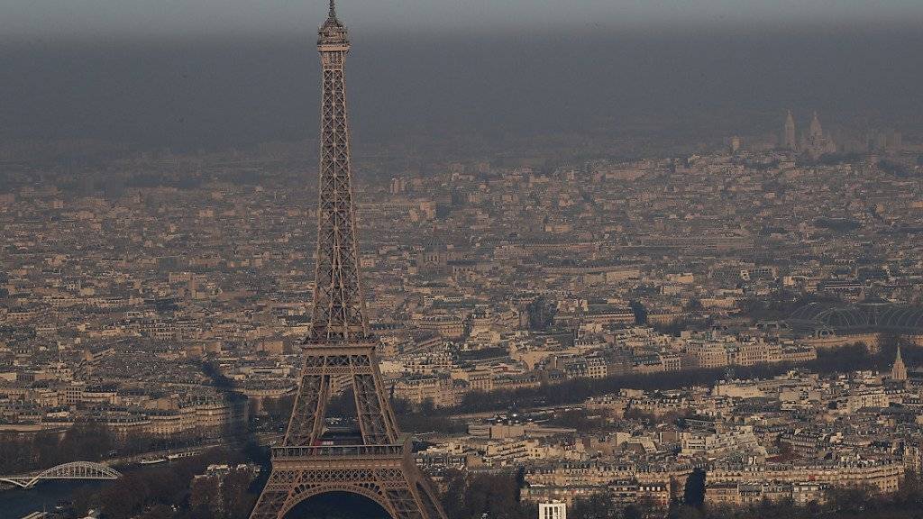 Blick auf den Eiffelturm und die auf der Stadt liegende Schicht verdreckter Luft