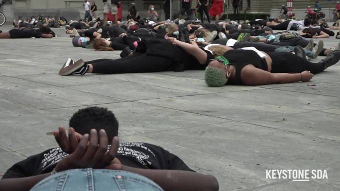 Demonstrierende legen sich bei Black-Lives-Matter-Kundgebung auf den Bundesplatz