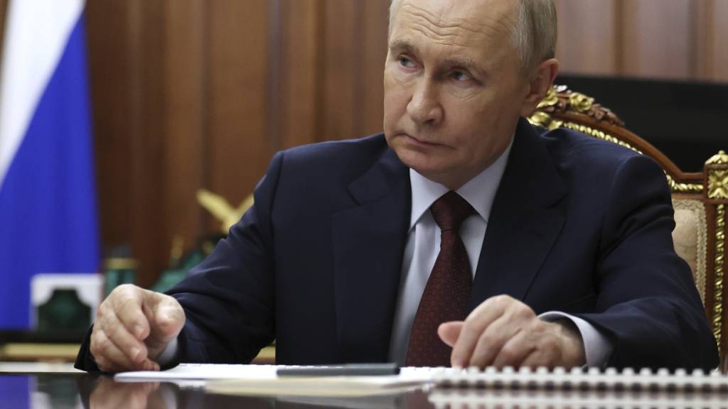 Der russische Präsident Wladimir Putin hört dem Präsidenten der Russischen Akademie der Wissenschaften, Krasnikow, während ihres Treffens im Kreml zu. Foto: Mikhail Metzel/Pool Sputnik Kremlin via AP/dpa