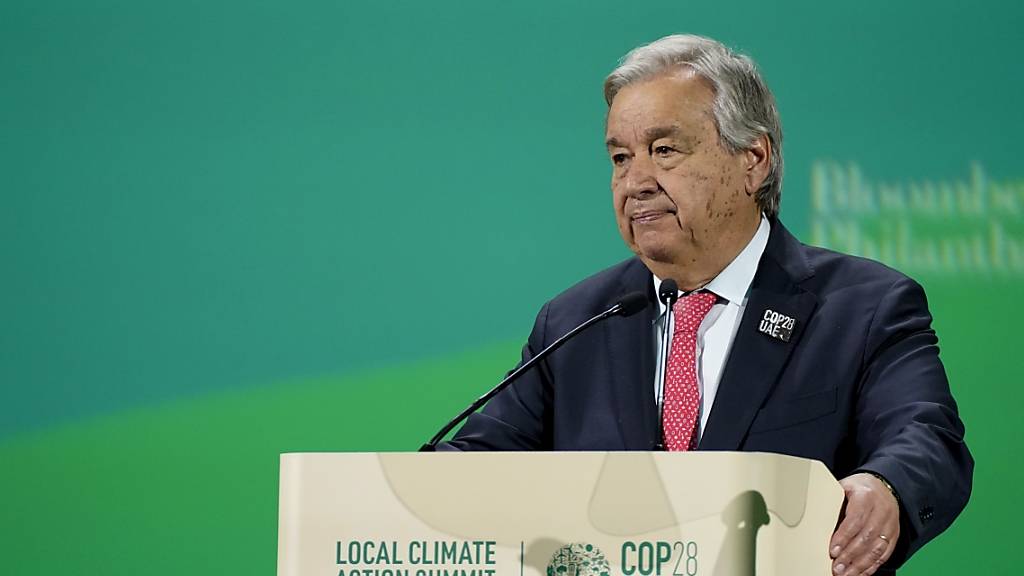 Antonio Guterres, Generalsekretär der Vereinten Nationen, spricht während einer Sitzung auf der Weltklimakonferenz COP28. Foto: Joshua A. Bickel/AP/dpa