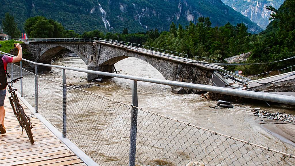 Der Wasserstand der Maggia erschwert die Suche nach den fünf nach Unwettern im Tessin Vermissten.