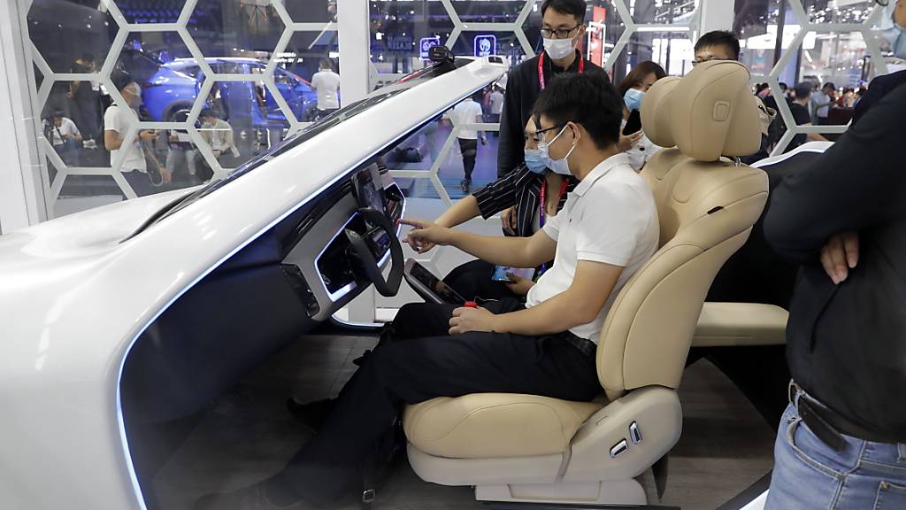Um sich von der Abhängigkeit der US-amerikanischen Zulieferer loszueisen plant Huawei, sich in Zukunft unter anderem auf die technologischen Komponenten selbstfahrender Autos zu konzentrieren. Im Bild eine intelligente Cockpitlösung von Huawei an der Beijing International Automotive Exhibition 2020.