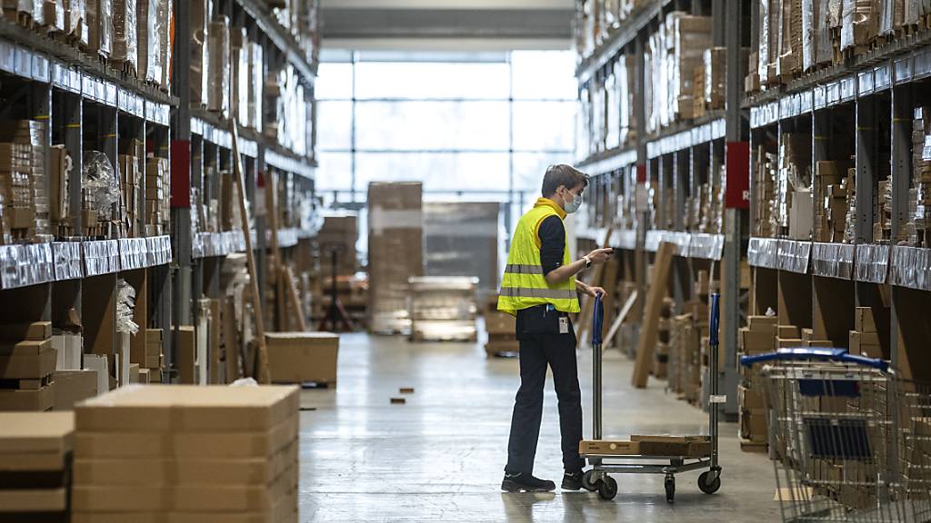 Ein Mitarbeiter von Ikea in der Lagerhalle der Filiale in Spreitenbach AG. (Archivbild)