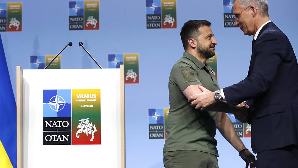 Jens Stoltenberg (r), NATO-Generalsekretär, gibt Wolodymyr Selenskyj, Präsident der Ukraine, nach einer Pressekonferenz während des NATO-Gripfels in Litauen die Hand. Foto: Mindaugas Kulbis/AP/dpa