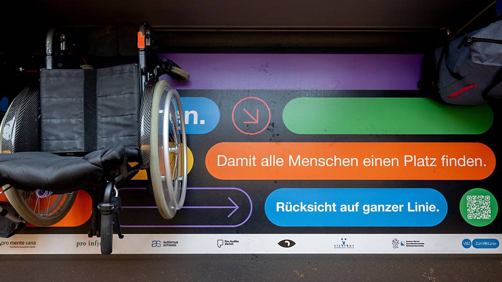 Ein speziell gestaltetes Inklusions-Tram zeigt, Menschen mit Behinderung den öffentlichen Verkehr nutzen.