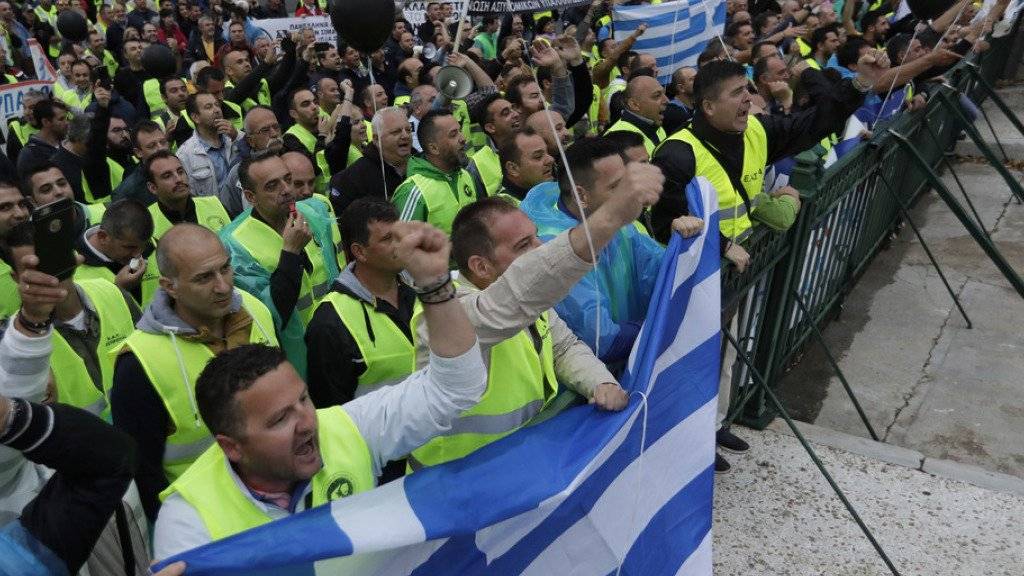 Bereits am Mittwoch wurde in Athen lautstark gegen das geplante neue Sparprogramm demonstriert.