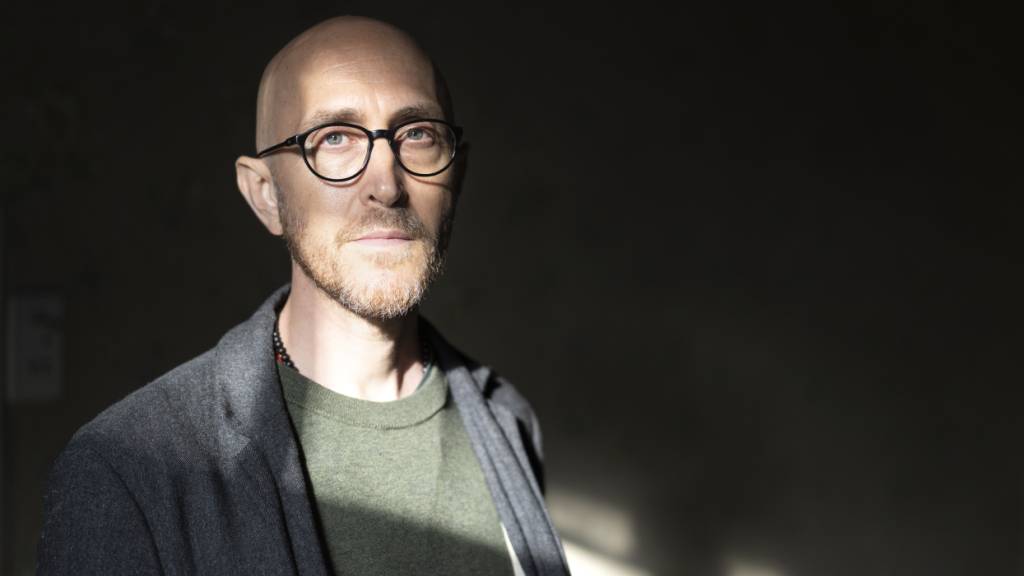 Michael Hugentobler erzählt in seinem dritten Roman «Bis die Bären tanzen» eine weltumspannende Familiengeschichte - eine «Chronik der emotionalen Turbulenzen», in deren Zentrum die vier Geschwister Belle, Elfie, Cob und Anne auf der Suche nach Liebe und Glück stehen.