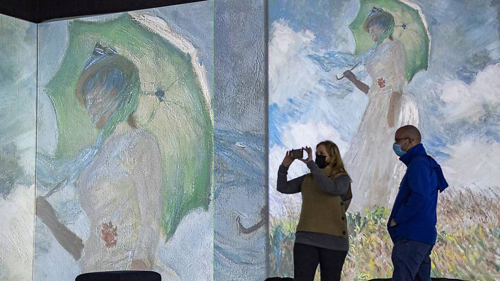 Von Kunst umgeben: Die Ausstellung «Monet Experience and the Impressionists» in der Messe Luzern zeigt Bilder von Claude Monet auf Grossleinwänden.