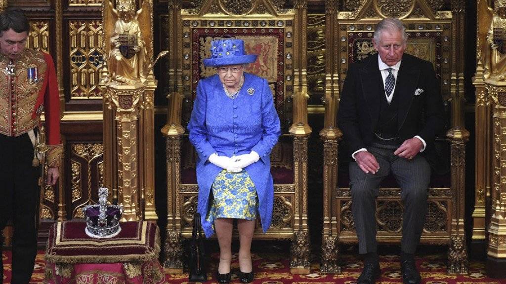 Grossbritanniens Queen Elizabeth II. (l.) und ihr Sohn, Prinz Charles (r.), während der Parlamentseröffnung in London.