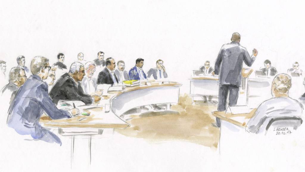 Gerichtszeichnung zu einem der grössten Prozesse in der Thurgauer Strafprozess-Geschichte: 14 Männer standen am 20 Februar 2017 vor Gericht in Kreuzlingen, verhandelt wurde mehrere Wochen. (KEYSTONE/Sibylle Heusser)