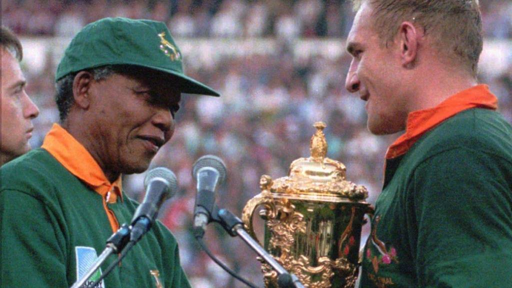Ein Bild, dessen Symbolkraft über den Sport hinaus geht: Südafrikas Captain Francois Pienaar empfängt 1995 aus den Händen «seines» Präsidenten Nelson Mandela den Pokal als Rugby-Weltmeister