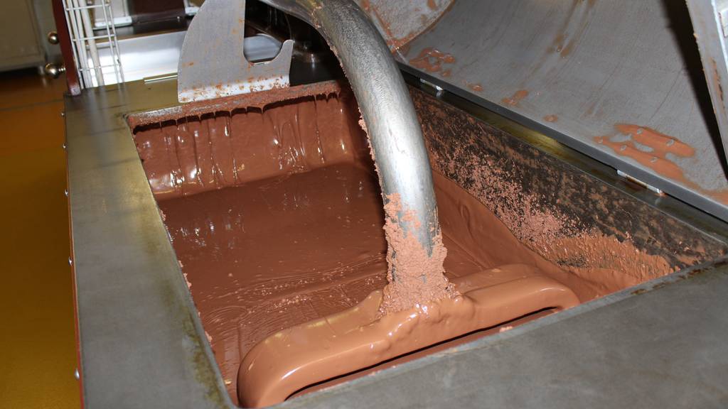 Während 48 Stunden muss die Schokolade gerührt werden. © FM1Today / Lara Abderhalden
