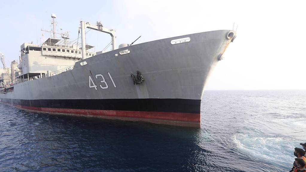 Das Unterstützungsschiff «Kharg», das größte Kriegsschiff der iranischen Marine, fing Feuer und sank im Golf von Oman unter unklaren Umständen. Dies berichteten halbamtliche Nachrichtenagenturen. Foto: Uncredited/Iranian Army/AP/dpa Foto: Uncredited/Iranian Army/AP/dpa