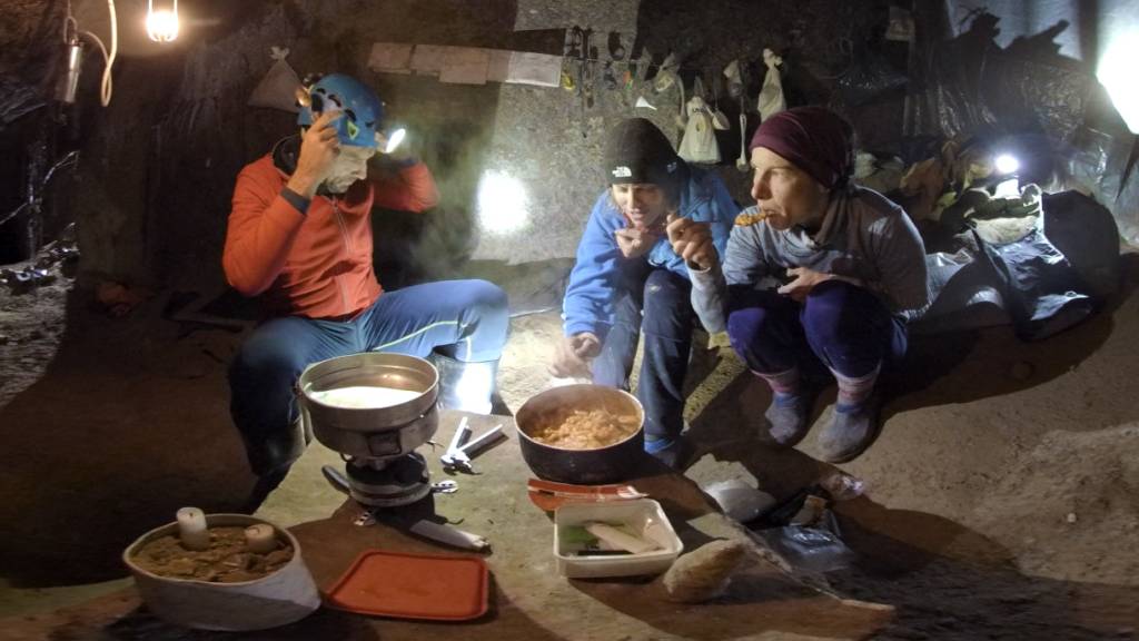 Der 360-Grad-Dokfilm «Caves» über eine Nidwaldner Höhlenforscherin feiert in Venedig Weltpremiere.