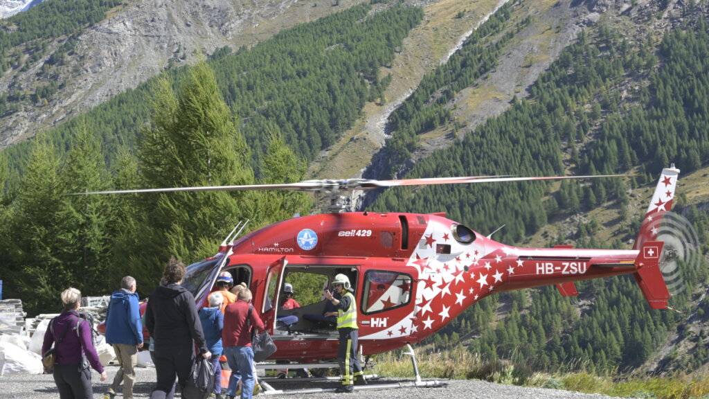 Die Air Zermatt flog am Samstag weitere 550 Personen aus dem abgeschnittenen Saastal aus.