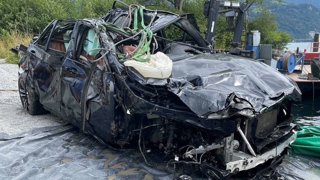 Versunkenes Auto aus 182 Meter Tiefe geborgen 