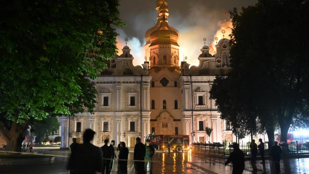 Das Dach der Mariä-Entschlafens-Kathedrale der Kiewer Pechersk-Lawra brennt. Foto: Danylo Antoniuk/AP/dpa