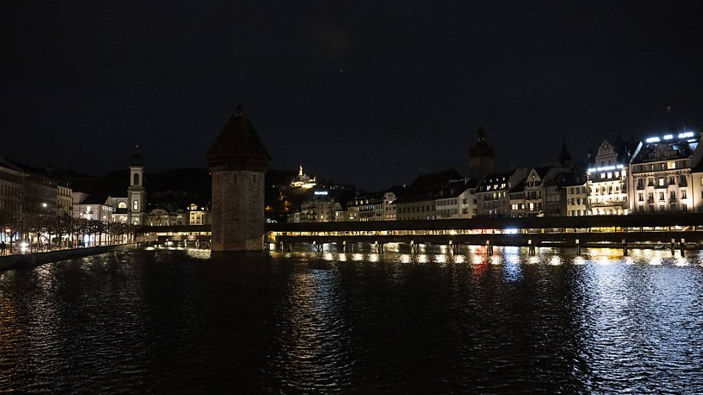 Lichterlöschen für das Klima: Der Wasserturm in Luzern ohne seine gewohnte Beleuchtung.