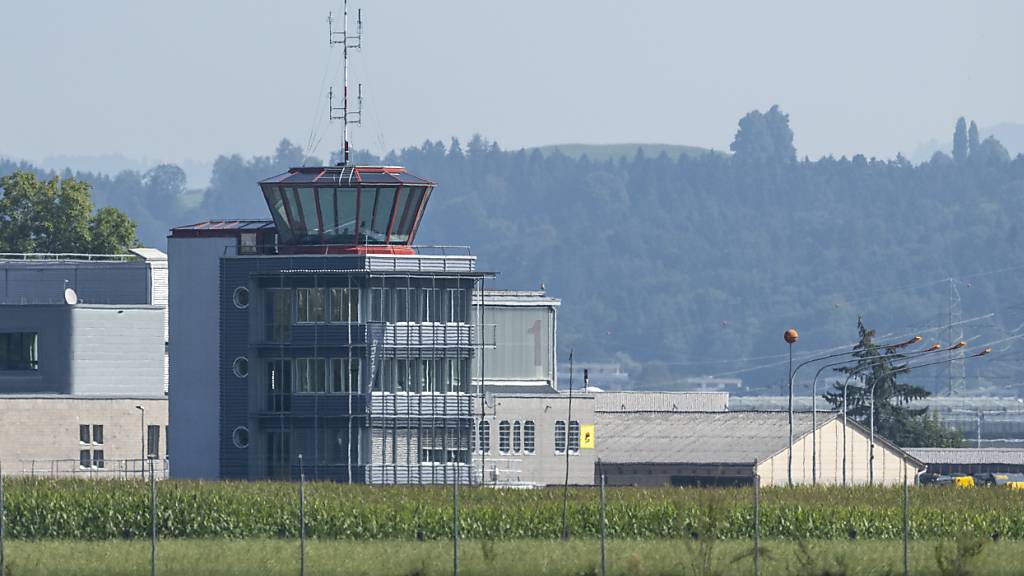 Das Areal des Flugplatzes in Emmen soll besser vor Hochwasser geschützt werden. (Archivaufnahme)