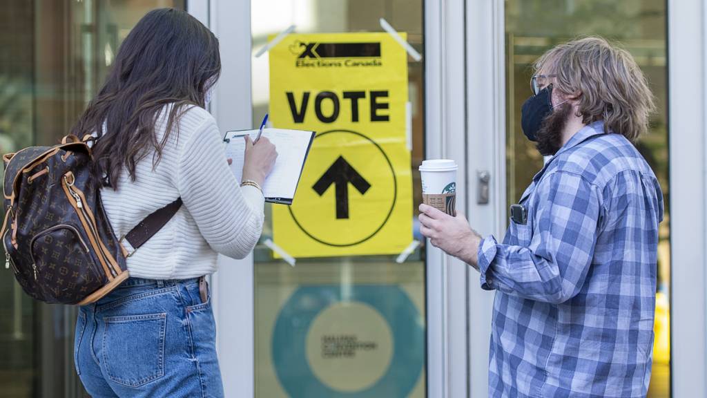 Ein Wahllokal in Halifax. Foto: Andrew Vaughan/The Canadian Press/AP/dpa - ACHTUNG: Nur zur redaktionellen Verwendung und nur mit vollständiger Nennung des vorstehenden Credits