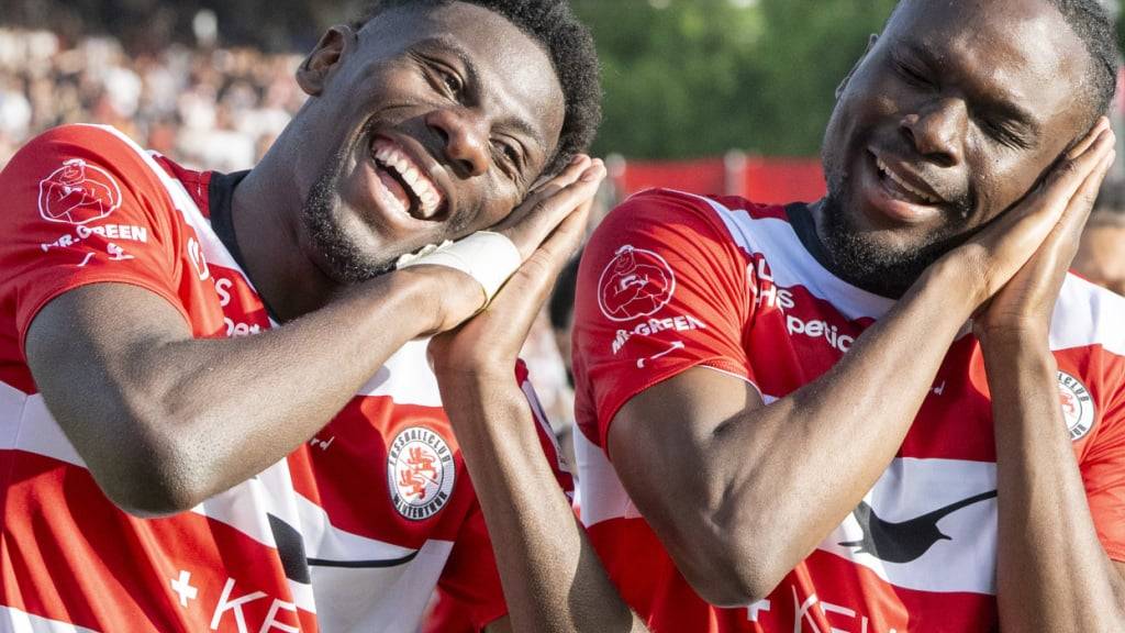 Alexandre Jankewitz (links) und Torschütze Josias Lukembila feiern das zwischenzeitliche 1:0 gegen die Grasshoppers