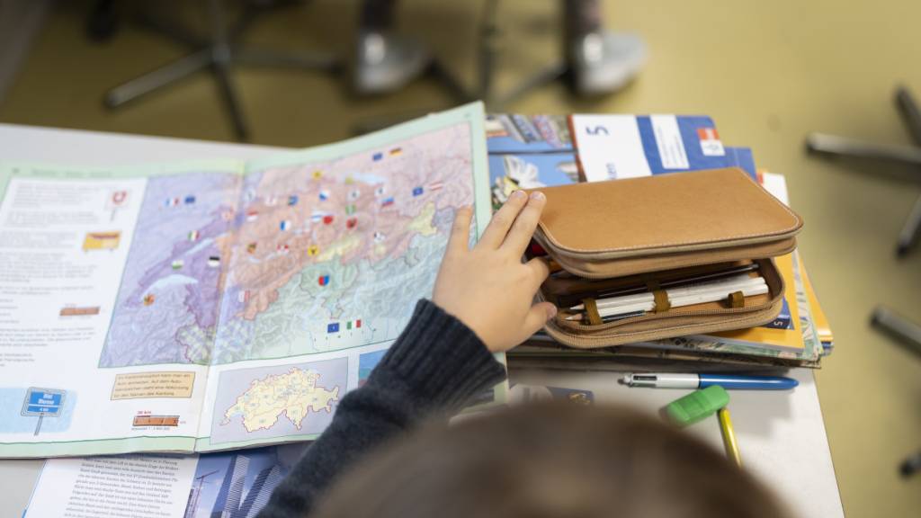 Um die Betreuung der Kinder auch in grossen Klassen sicherzustellen, sollen die Gemeinden zusätzliches Personal einsetzen können. (Symbolbild)
