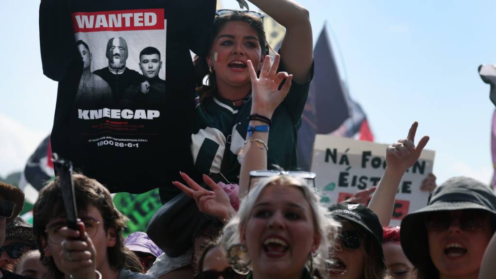 Die wegen des Zeigens einer Hisbollah-Fahne in die Kritik geratene irische Rap-Gruppe Kneecap hat beim berühmten Glastonbury Festival einen umstrittenen Auftritt hingelegt.