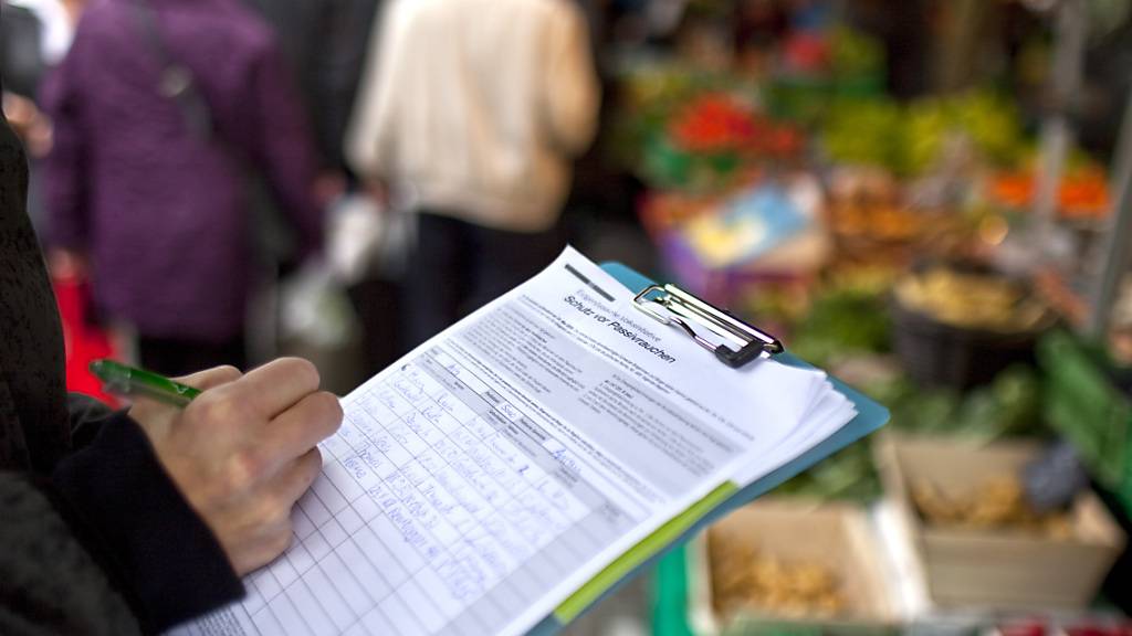 Für die Unterschriftensammlung für eidgenössische Initiativen und Referenden darf weiterhin bezahlt werden. (Symbolbild)