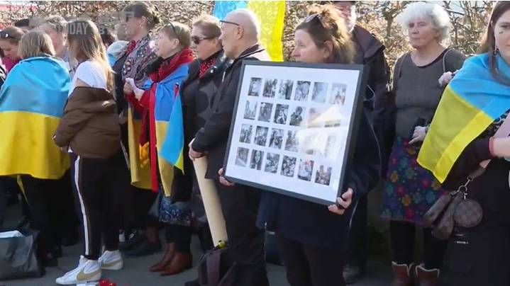 Kundgebung gegen Ukraine-Krieg nahe der russischen Botschaft