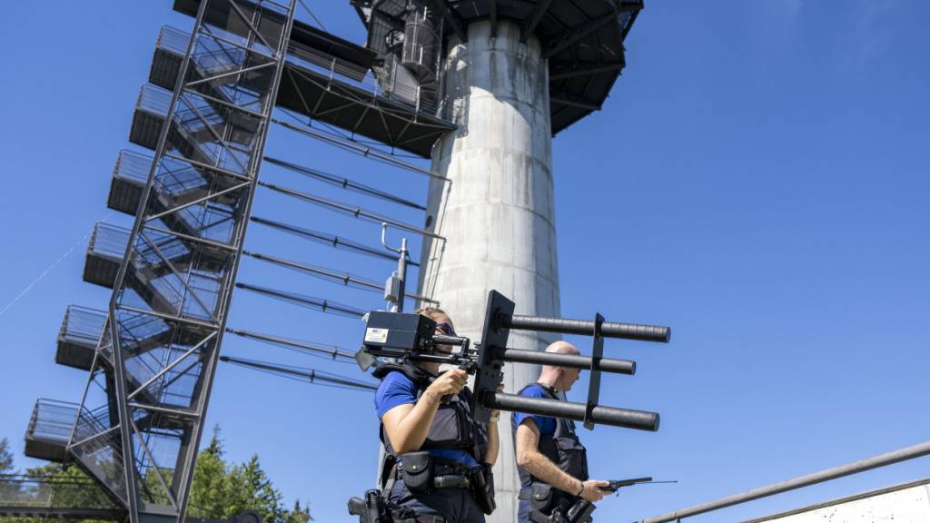 Auf dem Bantiger nordöstlich von Bern zeigten Spezialisten der Kantonspolizei an einem Medientermin, wie sie den Angriff einer Drohne auf den Sendeturm abwehren würden.