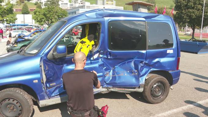 Verkehrsunfall mit eingeklemmten Personen – Feuerwehr übt für den Ernstfall