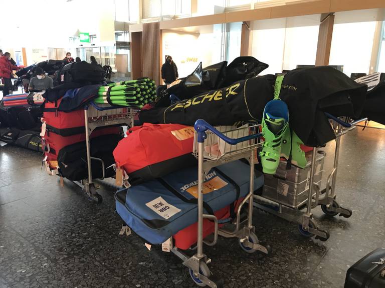 Die Athletinnen und Athleten haben viel Gepäck dabei, das sie aufgeben wollen.