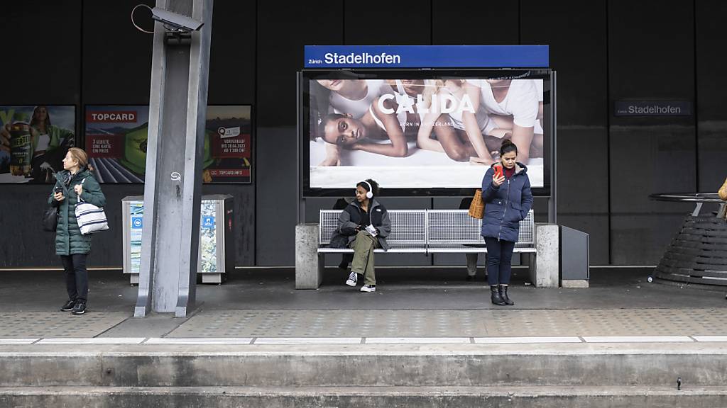 Wegen eines Gleisschadens kann der Bahnhof Zürich Stadelhofen während des Sechseläutens am Montag von einige Zügen nicht angefahren werden. Betroffen sind laut SBB die Linien IC5, S5, S12 und S23. (Archivbild)