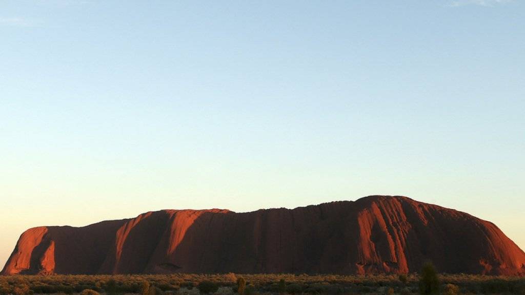 Die Sonne geht über dem Uluru auf. Der Berg gehört zu den Wahrzeichen Australiens. (Archiv)