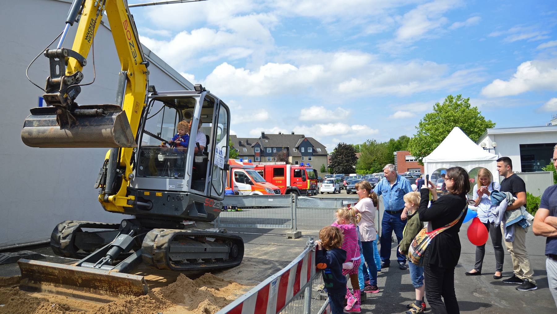 Kinder können mit dem Bagger fahren