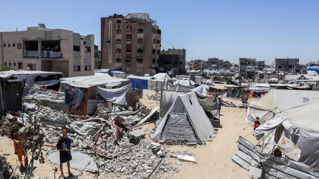 Vertriebene Palästinenser leben in provisorischen Zelten, nachdem sie aufgrund israelischer Angriffe aus ihren Häusern geflohen sind. Foto: Abed Rahim Khatib/dpa