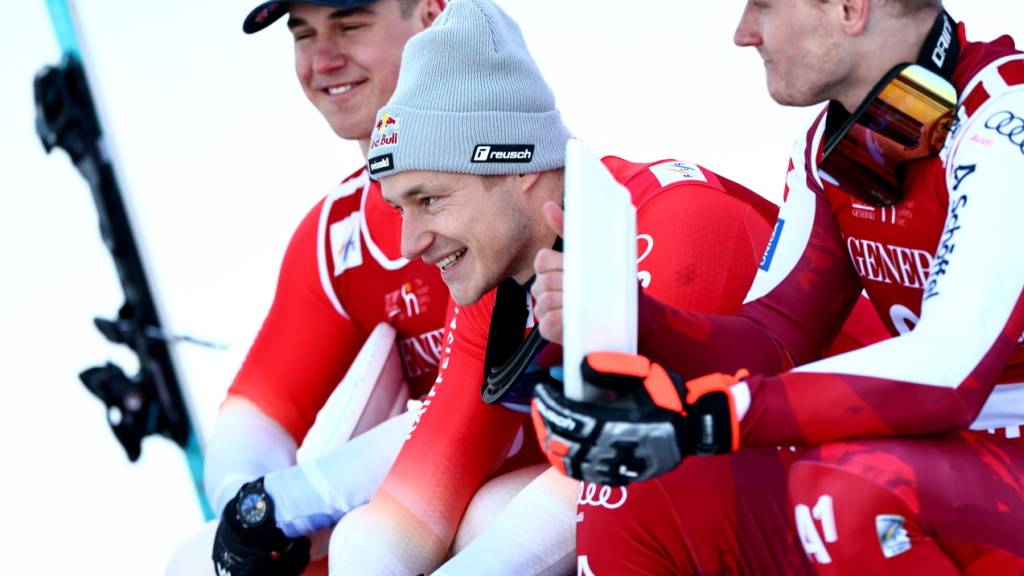 Ein Triumph, viele Verpflichtungen: Marco Odermatt (graue Kappe) hat aus dem letzten Jahr gelernt und will es nach dem neuerlichen Sieg im Super-G ruhiger angehen