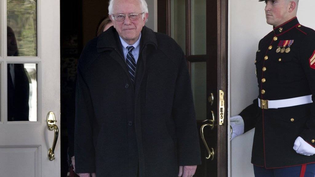 Sanders tritt nach dem Empfang bei Obama aus dem Weissen Haus.