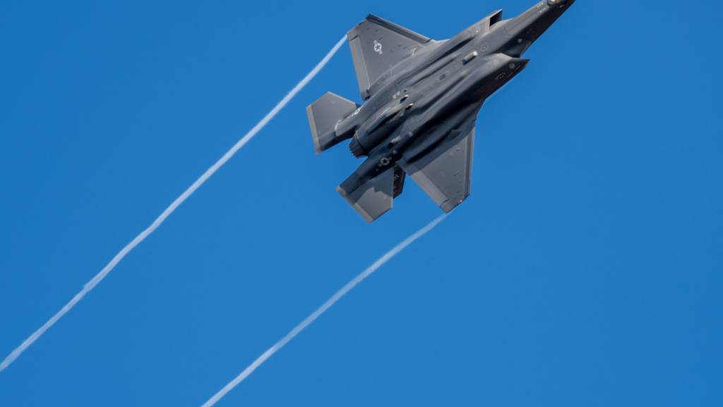 ARCHIV - Ein Kampfflugzeug vom Typ F-35 fliegt über der Eifel (Archivbild). Foto: Harald Tittel/dpa