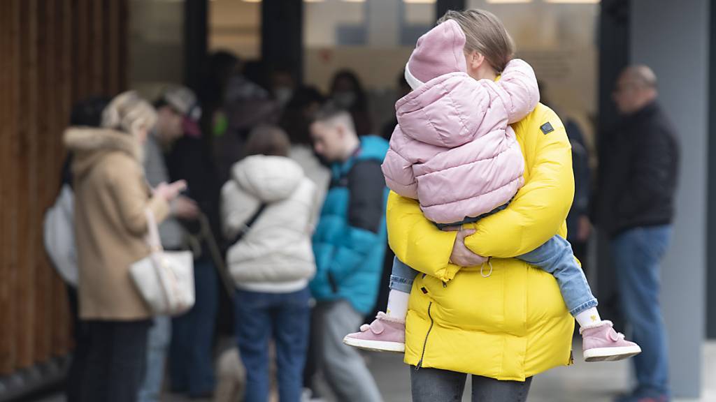 Ukrainische Flüchtlingsfrau mit Kind auf dem Arm (Archivbild).