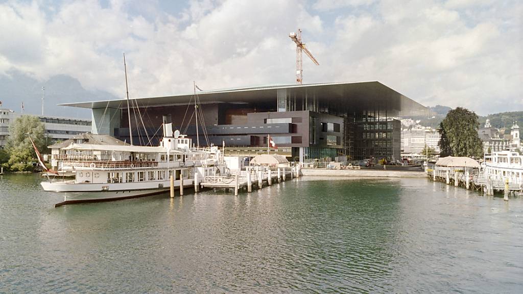 Das Kultur- und Kongresszentrum Luzern (KKL) mit seinem grossen Dach kurz vor der Eröffnung im Sommer 1998. (Archivaufnahme)