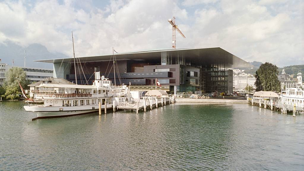 Das Kultur- und Kongresszentrum Luzern (KKL) mit seinem grossen Dach kurz vor der Eröffnung im Sommer 1998. (Archivaufnahme)