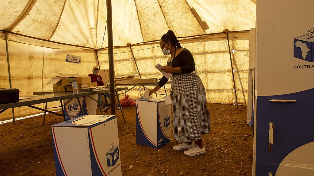 Eine Frau wirft ihren Stimmzettel in einem Wahllokal in eine Wahlurne. Bürgerinnen und Bürger sind in Südafrika aufgerufen ihre Stimmen zur Kommunalwahl abzugeben. Foto: Themba Hadebe/AP/dpa