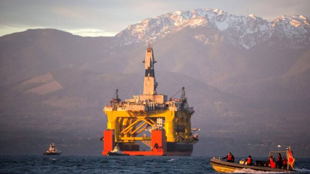 Ölplattform auf einem Transportschiff im Westen der USA: In Alaska gab Shell mehrere Lizenzen schon früher auf, nun folgte ein ähnlicher Schritt in Kanada. (Archivbild)